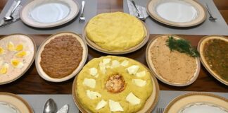 Abhaz mutfağı, Karadeniz’in kuzeydoğusunda, özellikle Abhazya bölgesinde yüzyıllar boyunca şekillenmiş zengin bir gastronomik mirastır. Coğrafi koşullar, iklim ve doğal kaynaklar bu mutfağın temelini oluşturmuştur. Dağlık araziler, ormanlar ve denizden elde edilen ürünler, yemeklerin çeşitliliğini ve doğallığını sağlamıştır. Abhaz mutfağı, sadece beslenme amacıyla değil, aynı zamanda kültürel kimliği yansıtan bir mutfak anlayışına sahiptir. Konulu bir haber görseli.