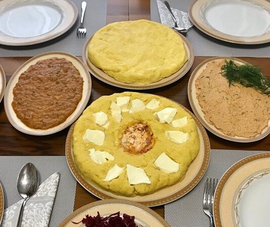 Abhaz mutfağı, Karadeniz’in kuzeydoğusunda, özellikle Abhazya bölgesinde yüzyıllar boyunca şekillenmiş zengin bir gastronomik mirastır. Coğrafi koşullar, iklim ve doğal kaynaklar bu mutfağın temelini oluşturmuştur. Dağlık araziler, ormanlar ve denizden elde edilen ürünler, yemeklerin çeşitliliğini ve doğallığını sağlamıştır. Abhaz mutfağı, sadece beslenme amacıyla değil, aynı zamanda kültürel kimliği yansıtan bir mutfak anlayışına sahiptir. Konulu bir haber görseli.