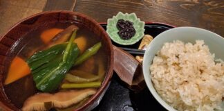 Ainu Mutfağı, Japonya’nın kuzey adası Hokkaido ve çevresinde yaşayan Ainu halkının yüzyıllardır süregelen yemek kültürünü yansıtır. Bu mutfak, doğal kaynaklarla sınırlı bir coğrafyada şekillenmiş ve hayvansal ürünler, balık ve yabani bitkiler üzerine inşa edilmiştir. Ainu halkının yaşam tarzı, doğayla uyumlu ve sürdürülebilir bir beslenme alışkanlığı oluşturmuştur. Konulu bir haber görseli.