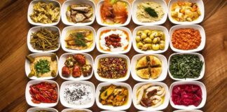 Akdeniz mutfağı, tazelik, doğallık ve dengeyi bir araya getiren benzersiz bir lezzet dünyası sunar. Bu mutfağın en özel parçalarından biri ise hiç şüphesiz mezeleridir. Akdeniz sahillerinde doğup büyüyen bu lezzetler, zeytinyağının, limonun, sarımsağın ve çeşitli otların ahengini yansıtır. Özellikle yaz aylarında sofraların vazgeçilmezi olan Akdeniz mezeleri, hafifliği ve ferahlığı ile öne çıkar. Konulu bir haber görseli.