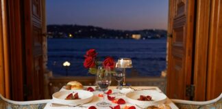 Akşam yemekleri, günün en kapsamlı ve genellikle en zengin öğünlerinden biri olarak kabul edilir. Tarih boyunca insanlar, günün son öğününde hem enerji depolamak hem de sosyal ilişkileri güçlendirmek amacıyla çeşitli yemekler hazırlamıştır. Eski uygarlıklarda akşam yemekleri, aile ve toplumsal bağların pekiştiği bir ritüel olarak öne çıkmıştır. Konulu bir haber görseli.