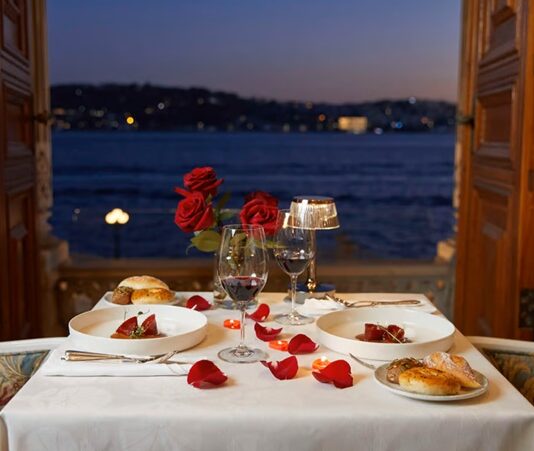 Akşam yemekleri, günün en kapsamlı ve genellikle en zengin öğünlerinden biri olarak kabul edilir. Tarih boyunca insanlar, günün son öğününde hem enerji depolamak hem de sosyal ilişkileri güçlendirmek amacıyla çeşitli yemekler hazırlamıştır. Eski uygarlıklarda akşam yemekleri, aile ve toplumsal bağların pekiştiği bir ritüel olarak öne çıkmıştır. Konulu bir haber görseli.