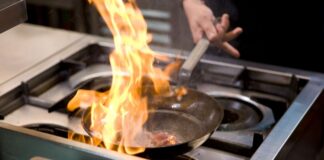 Alevde pişirme, insanlık tarihinin en eski pişirme yöntemlerinden biridir. Ateşin keşfiyle birlikte ortaya çıkan bu teknik, doğrudan alev üzerinde veya köz ateşinde yiyeceklerin hazırlanmasını ifade eder. Binlerce yıldır farklı kültürlerin mutfaklarında kullanılan bu yöntem, bugün de özgün lezzetler arayanların vazgeçilmezi olmuştur.