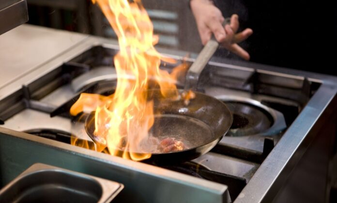 Alevde pişirme, insanlık tarihinin en eski pişirme yöntemlerinden biridir. Ateşin keşfiyle birlikte ortaya çıkan bu teknik, doğrudan alev üzerinde veya köz ateşinde yiyeceklerin hazırlanmasını ifade eder. Binlerce yıldır farklı kültürlerin mutfaklarında kullanılan bu yöntem, bugün de özgün lezzetler arayanların vazgeçilmezi olmuştur.