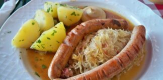 Almanya mutfağı, tarihi boyunca farklı kültürlerin etkisiyle zenginleşmiş, bölgesel farklılıkların damaklarda iz bıraktığı bir gastronomi mirasına sahiptir. Avrupa’nın merkezinde yer alan Almanya, coğrafi konumu nedeniyle hem Akdeniz mutfağından hem de Orta Avrupa mutfağından esintiler taşır. Yüzyıllar boyunca göçler, ticaret yolları ve komşu ülkelerle kurulan ilişkiler, ülkenin yemek kültürüne çeşitlilik kazandırmıştır. Bugün hem geleneksel tarifler hem de modern dokunuşlarla zenginleşen yemekler, dünya mutfağında özel bir yere sahiptir. Konulu bir haber görseli.