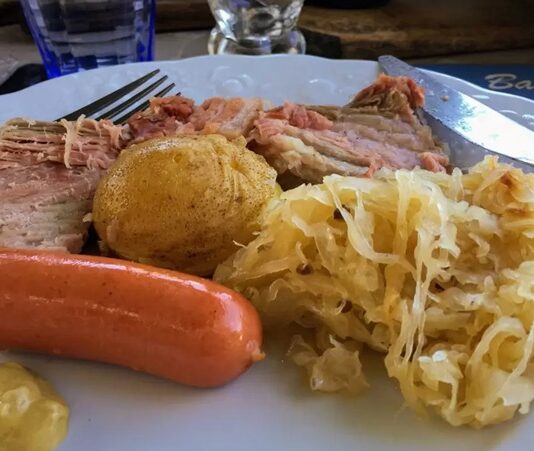 Alsas Mutfağı, Avrupa’nın ortasında yer alan stratejik konumu sayesinde farklı kültürlerin etkisini taşıyan zengin bir mutfaktır. Fransa ile Almanya arasında yer alan Alsas bölgesi, tarih boyunca bu iki kültürün etkisi altında kalmış ve sofralarında bu izleri yansıtmıştır. Bu nedenle Alsas yemekleri hem Fransız mutfağının inceliğini hem de Alman mutfağının doyurucu ve yoğun lezzetlerini bir araya getirmiştir. Konulu bir haber görseli.