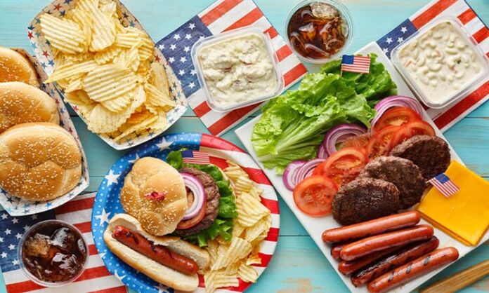 Amerika Birleşik Devletleri mutfağı, dünyanın en çeşitli gastronomi kültürlerinden biri olarak bilinir. Bunun en büyük sebebi ülkenin tarih boyunca göç alan bir yapıya sahip olmasıdır. Yerli Amerikan kabilelerinin beslenme alışkanlıkları, Avrupalı sömürgecilerin yemek kültürü ve Afrika’dan gelen etkiler, bu mutfağın temelini oluşturmuştur. Sonraki dönemlerde Asya, Orta Doğu ve Latin Amerika göçmenlerinin katkılarıyla bu çeşitlilik daha da artmıştır. Konulu bir haber görseli.