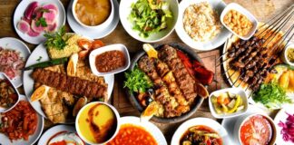 Anadolu lezzetleri, binlerce yıllık bir tarih ve medeniyet birikiminin mutfaktaki yansımasıdır. Asya’dan Avrupa’ya uzanan bu topraklar, sayısız kültürün izlerini taşıyan zengin bir gastronomi mirasına sahiptir. Anadolu, hem bereketli toprakları hem de farklı iklimleriyle çeşitli ürünlerin yetişmesine imkân tanır. Bu çeşitlilik, yöresel yemeklerin sayısını artırır ve her bölgeye özgü tatların oluşmasını sağlar. Konulu bir haber görseli.