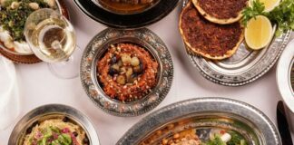Türkiye’nin kalbi olan Anadolu, tarih boyunca pek çok medeniyete ev sahipliği yapmış, kültürel ve gastronomik açıdan oldukça zengin bir bölgedir. Anadolu sofrası, bu derin mirasın en güzel yansımalarından biri olarak kabul edilir. Her bölge kendi yöresel yemekleri, tarifleri ve sunum biçimleri ile Anadolu’nun geniş mutfak haritasında yerini alır. Bu sofralar sadece beslenmenin ötesinde, bir arada olmanın, paylaşmanın ve kültürel bağların güçlenmesinin simgesidir. Konulu bir haber görseli.