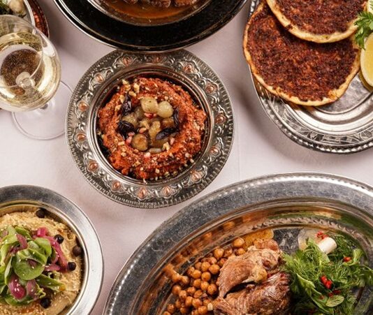 Türkiye’nin kalbi olan Anadolu, tarih boyunca pek çok medeniyete ev sahipliği yapmış, kültürel ve gastronomik açıdan oldukça zengin bir bölgedir. Anadolu sofrası, bu derin mirasın en güzel yansımalarından biri olarak kabul edilir. Her bölge kendi yöresel yemekleri, tarifleri ve sunum biçimleri ile Anadolu’nun geniş mutfak haritasında yerini alır. Bu sofralar sadece beslenmenin ötesinde, bir arada olmanın, paylaşmanın ve kültürel bağların güçlenmesinin simgesidir. Konulu bir haber görseli.