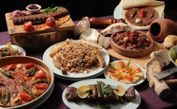 Anadolu, tarih boyunca farklı medeniyetlerin beşiği olmuş, bu kültürel çeşitlilik sofralara da yansımıştır. Her bölgesi kendine özgü tatlarıyla, pişirme yöntemleriyle ve yemek alışkanlıklarıyla Türk mutfağını benzersiz kılar. Yalnızca damakları şenlendiren değil, aynı zamanda kültürel bir miras niteliği taşıyan yöresel Anadolu lezzetleri, bugün de hem ev sofralarında hem de restoran menülerinde yaşatılmaktadır. Konulu bir haber görseli.