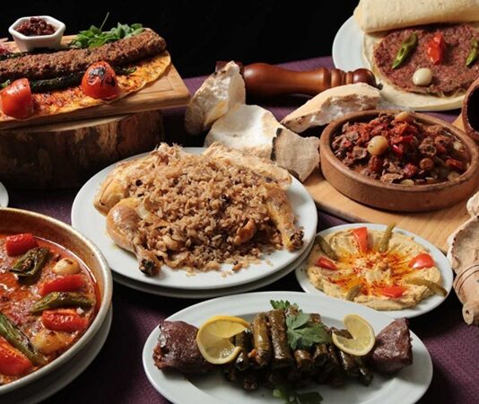 Anadolu, tarih boyunca farklı medeniyetlerin beşiği olmuş, bu kültürel çeşitlilik sofralara da yansımıştır. Her bölgesi kendine özgü tatlarıyla, pişirme yöntemleriyle ve yemek alışkanlıklarıyla Türk mutfağını benzersiz kılar. Yalnızca damakları şenlendiren değil, aynı zamanda kültürel bir miras niteliği taşıyan yöresel Anadolu lezzetleri, bugün de hem ev sofralarında hem de restoran menülerinde yaşatılmaktadır. Konulu bir haber görseli.