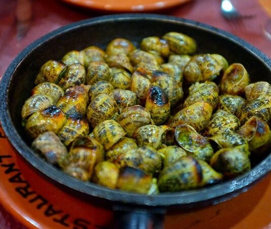 Andorra mutfağı, Pireneler’in etkisiyle şekillenmiş geleneksel bir Akdeniz mutfağıdır. Fransa ve İspanya mutfaklarından esintiler taşır, ancak kendi özgün tarifleriyle dikkat çeker. Bu mutfak, hem dağlık bölgenin iklimine hem de yerel üretim kaynaklarına göre şekillenir ve bölgesel lezzetleri ön plana çıkarır. Konulu bir haber görseli.