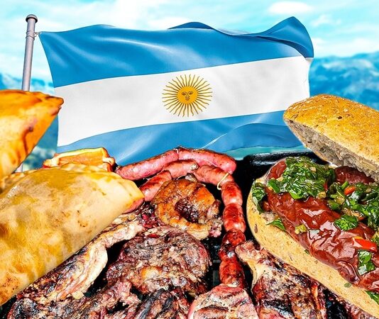 Arjantin mutfağı, Güney Amerika’nın en zengin ve en karakteristik gastronomilerinden biridir. Ülkenin geniş coğrafyası, farklı iklim bölgeleri ve verimli toprakları, yemek kültürünü derinden etkilemiştir. Yerli halkın geleneksel tarifleri, İspanyol ve İtalyan göçmenlerin mutfak alışkanlıklarıyla birleşerek benzersiz bir lezzet mozaiği oluşturmuştur. Özellikle İtalyan mutfağından gelen makarna, pizza ve tatlı çeşitleri Arjantin sofralarında önemli bir yer tutar. Konulu bir haber görseli.