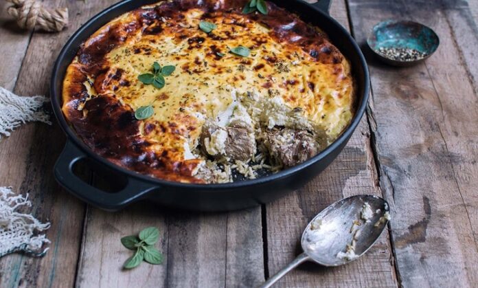 Arnavutluk mutfağı, Balkan coğrafyasının tarih boyunca geçirdiği değişimlerin ve kültürel etkileşimlerin bir yansımasıdır. Osmanlı İmparatorluğu’nun uzun süreli hakimiyeti, Akdeniz ikliminin sunduğu zengin ürünler ve yerel halkın geleneksel yöntemleri, bu mutfağın bugünkü halini almasına katkı sağlamıştır. Sofralarda hem doğunun baharatlı tatlarını hem de Akdeniz’in hafif ve taze ürünlerini görmek mümkündür. Bu yönüyle Arnavutluk yemek kültürü, Balkan mutfakları içinde ayrıcalıklı bir yere sahiptir. Konulu bir haber görseli.