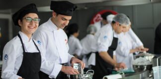 Bir toplumun kültürel zenginliğini ve damak zevkini yansıtan en önemli unsurlardan biri aşçı mesleğidir. Tarih boyunca yemek sadece karın doyurmak için değil, aynı zamanda bir iletişim ve paylaşım aracı olarak da görülmüştür. Bu noktada aşçılar, toplumların hafızasında yer eden tatları geleceğe taşımakla kalmamış, aynı zamanda yeni nesillere aktarmada önemli bir görev üstlenmişlerdir. Konulu bir haber görseli.