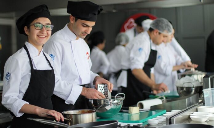 Bir toplumun kültürel zenginliğini ve damak zevkini yansıtan en önemli unsurlardan biri aşçı mesleğidir. Tarih boyunca yemek sadece karın doyurmak için değil, aynı zamanda bir iletişim ve paylaşım aracı olarak da görülmüştür. Bu noktada aşçılar, toplumların hafızasında yer eden tatları geleceğe taşımakla kalmamış, aynı zamanda yeni nesillere aktarmada önemli bir görev üstlenmişlerdir. Konulu bir haber görseli.