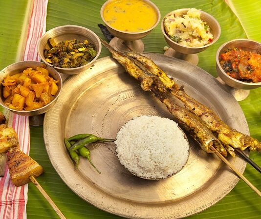 Assamese Mutfağı, Hindistan’ın kuzeydoğusunda yer alan Assam bölgesine özgü geleneksel yemek kültürünü yansıtır. Bölge, Brahmaputra Nehri ve çevresindeki verimli toprakları ile bilinir ve bu zengin kaynaklar, mutfağın temelini oluşturur. Assamese yemekleri, hem sebze hem de balık ağırlıklı tarifleriyle tanınır. Konulu bir haber görseli.