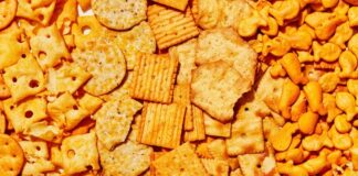 Yoğun iş temposu, okul hayatı veya evde geçirilen zaman fark etmeksizin, günün herhangi bir saatinde açlığımızı bastırmak için atıştırmalık fikirler devreye girer. Hem pratik hem de lezzetli bu küçük öğünler, doğru tercih edildiğinde sağlıklı bir beslenme rutininin de parçası olabilir. Tatlıdan tuzluya, fırından çıkan sıcacık ürünlerden çiğ sebze ve meyve tabaklarına kadar geniş bir yelpaze sunar. Konulu bir haber görseli.