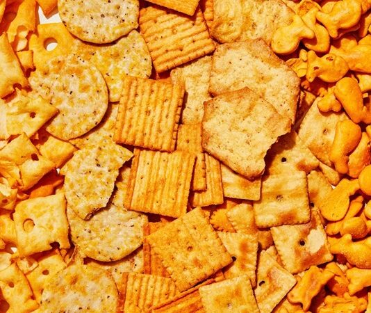 Yoğun iş temposu, okul hayatı veya evde geçirilen zaman fark etmeksizin, günün herhangi bir saatinde açlığımızı bastırmak için atıştırmalık fikirler devreye girer. Hem pratik hem de lezzetli bu küçük öğünler, doğru tercih edildiğinde sağlıklı bir beslenme rutininin de parçası olabilir. Tatlıdan tuzluya, fırından çıkan sıcacık ürünlerden çiğ sebze ve meyve tabaklarına kadar geniş bir yelpaze sunar. Konulu bir haber görseli.