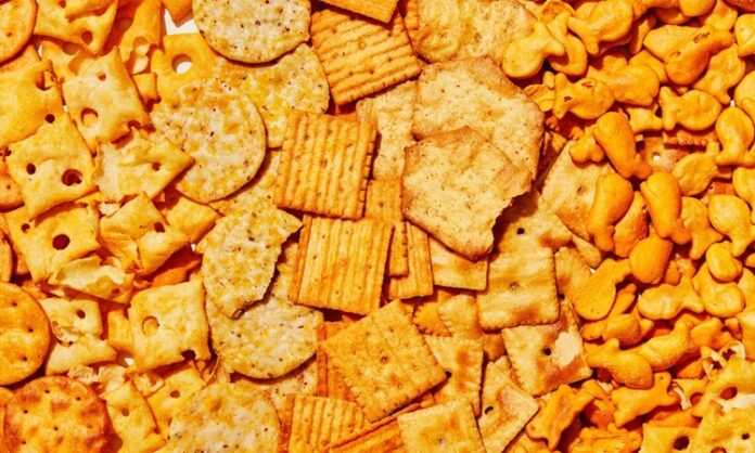 Yoğun iş temposu, okul hayatı veya evde geçirilen zaman fark etmeksizin, günün herhangi bir saatinde açlığımızı bastırmak için atıştırmalık fikirler devreye girer. Hem pratik hem de lezzetli bu küçük öğünler, doğru tercih edildiğinde sağlıklı bir beslenme rutininin de parçası olabilir. Tatlıdan tuzluya, fırından çıkan sıcacık ürünlerden çiğ sebze ve meyve tabaklarına kadar geniş bir yelpaze sunar. Konulu bir haber görseli.