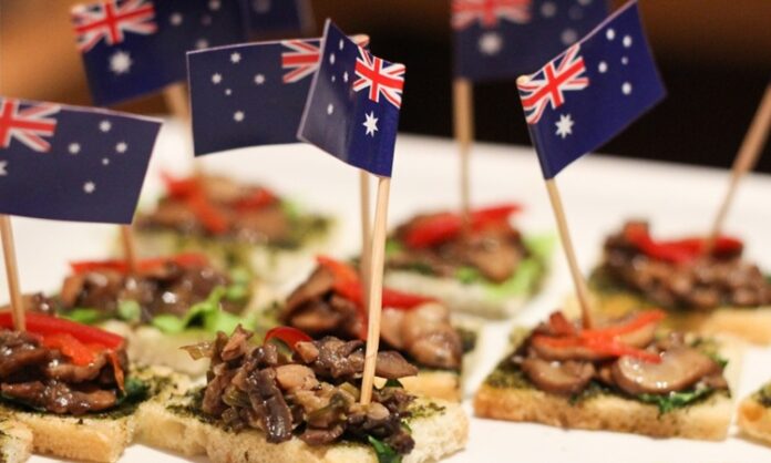 Avustralya Mutfağı dünyanın en çeşitli ve zengin mutfak kültürlerinden biri olarak öne çıkıyor. Bu mutfağın temelini hem yerli halkın binlerce yıllık yemek alışkanlıkları hem de kıtaya göç eden farklı toplulukların katkıları oluşturuyor. Bugün Avustralya yemekleri, Asya’dan Avrupa’ya, Afrika’dan Amerika’ya kadar pek çok kültürün etkilerini barındırıyor. Bu çeşitlilik sayesinde ülke, gastronomi alanında dünya çapında ün kazanmış durumda. Konulu bir haber görseli.