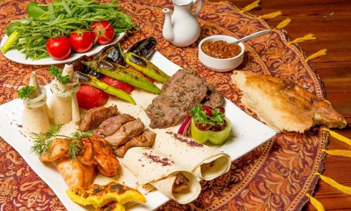 Azerbaycan mutfağı, Kafkasya’nın verimli toprakları ve tarihi zenginliği ile şekillenmiş, binlerce yıllık bir gastronomi kültürüne sahiptir. Hem Doğu hem de Orta Asya etkilerini bir araya getiren bu mutfak, yöresel malzemelerin ustaca kullanımıyla ön plana çıkar. Azerbaycan halkı için yemek, sadece karın doyurmak değil; aynı zamanda kültürel paylaşım ve misafirperverlik göstergesidir. Konulu bir haber görseli.
