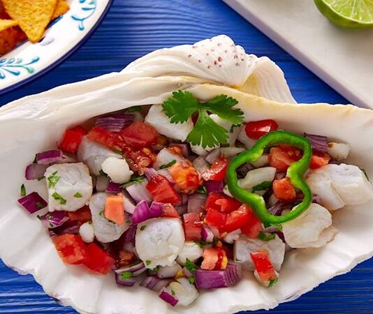 Bahamalar mutfağı, Karayipler’in eşsiz coğrafyasında gelişmiş, tropikal meyveler, deniz ürünleri ve baharatların ön plana çıktığı bir mutfaktır. Afrika, Avrupa ve yerel Karayip kültürlerinin birleşimiyle oluşan yemekler, Bahamalar’ın zengin tarihini ve kültürel çeşitliliğini yansıtır. Yemekler hem günlük sofralarda hem de özel kutlamalarda kendine yer bulur. Konulu bir haber görseli.