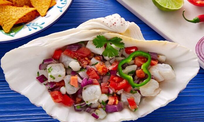 Bahamalar mutfağı, Karayipler’in eşsiz coğrafyasında gelişmiş, tropikal meyveler, deniz ürünleri ve baharatların ön plana çıktığı bir mutfaktır. Afrika, Avrupa ve yerel Karayip kültürlerinin birleşimiyle oluşan yemekler, Bahamalar’ın zengin tarihini ve kültürel çeşitliliğini yansıtır. Yemekler hem günlük sofralarda hem de özel kutlamalarda kendine yer bulur. Konulu bir haber görseli.