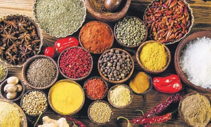 Yemeklerin lezzetini ve aromalarını belirleyen en önemli unsurlardan biri baharattır. İnsanlık tarihi boyunca baharat, sadece yemeklerde değil, aynı zamanda sağlık, ticaret ve kültürel etkileşim açısından da büyük bir öneme sahip olmuştur. Antik çağlarda baharat, paranın ve statünün bir göstergesi olarak kabul edilmiş, hatta savaş ve barış anlaşmalarında bile rol oynamıştır. Konulu bir haber görseli.