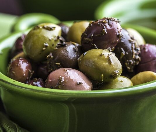 Baharatlı zeytin, Türkiye’de ve Akdeniz mutfaklarında uzun yıllardır sofraların baş köşesinde yer alıyor. Özellikle kahvaltılarda, meze sofralarında ve atıştırmalık olarak tercih edilen bu lezzet, yalnızca damak tadını zenginleştirmekle kalmıyor aynı zamanda sağlıklı beslenmenin de bir parçası oluyor. Farklı baharatlarla harmanlanan zeytinler, klasik tuzlu zeytinden çok daha aromatik bir tat sunuyor. Konulu bir haber görseli.