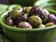 Baharatlı Zeytin Sofraların Vazgeçilmez Lezzeti Oldu Baharatlı zeytin, Türkiye’de ve Akdeniz mutfaklarında uzun yıllardır sofraların baş köşesinde yer alıyor. Özellikle kahvaltılarda, meze sofralarında ve atıştırmalık olarak tercih edilen bu lezzet, yalnızca damak tadını zenginleştirmekle kalmıyor aynı zamanda sağlıklı beslenmenin de bir parçası oluyor. Farklı baharatlarla harmanlanan zeytinler, klasik tuzlu zeytinden çok daha aromatik bir tat sunuyor. Konulu bir haber görseli.