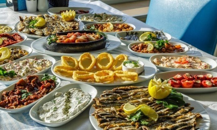 Deniz ürünlerinin sofralardaki yeri, özellikle balıkçı sofrasının karakterini belirler. Taze balık, deniz mahsulleri ve deniz tuzu, bu sofraların vazgeçilmez bileşenleridir. Bir balıkçı sofrası, sadece bir yemek değil, denizin taptaze lezzetlerinin bir araya geldiği özel bir deneyimdir. Zeytinyağlı mezeler, çeşitli salatalar ve balık çeşitleriyle zenginleştirilen bu sofralar, denizle iç içe bir atmosfer yaratır. Konulu bir haber görseli