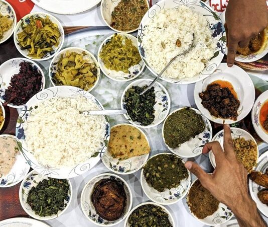 Bangladeş, tarih boyunca farklı kültürlerin etkisi altında kalmış bir coğrafyada yer alır. Bu durum, Bangladeş mutfağının çeşitliliğini ve zenginliğini doğrudan etkilemiştir. Hindistan, Arap ve Asya etkileri, yemek kültüründe kendini gösterir ve mutfağı hem lezzet hem de görsellik açısından zenginleştirir. Baharatların ustaca kullanımı, pirinç ve balık ağırlıklı yemekler ve aromatik soslar, Bangladeş mutfağının karakteristik özelliklerindendir. Konulu bir haber görseli.