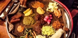 Batı Afrika Mutfağı, Senegal, Nijerya, Gana, Fildişi Sahili, Mali, Kamerun ve Benin gibi ülkelerin gastronomik geleneklerinden beslenir. Bölgenin mutfağı, tarih boyunca yerli halkların tarım, balıkçılık ve hayvancılık faaliyetleri ile şekillenmiştir. Bu çeşitlilik, yemeklerde hem malzeme hem de pişirme tekniklerine yansır. Konulu bir haber görseli.