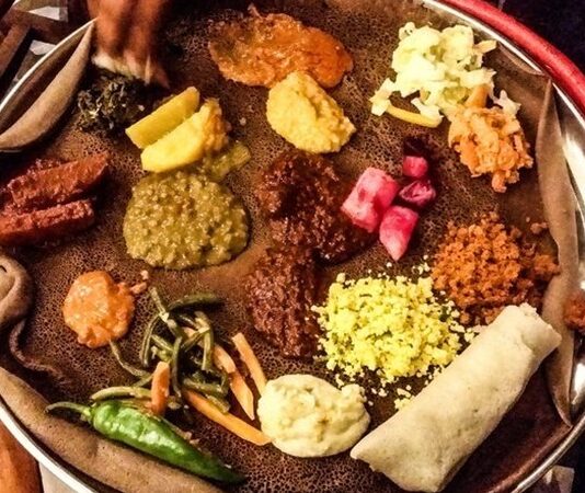 Batı Afrika Mutfağı, Senegal, Nijerya, Gana, Fildişi Sahili, Mali, Kamerun ve Benin gibi ülkelerin gastronomik geleneklerinden beslenir. Bölgenin mutfağı, tarih boyunca yerli halkların tarım, balıkçılık ve hayvancılık faaliyetleri ile şekillenmiştir. Bu çeşitlilik, yemeklerde hem malzeme hem de pişirme tekniklerine yansır. Konulu bir haber görseli.