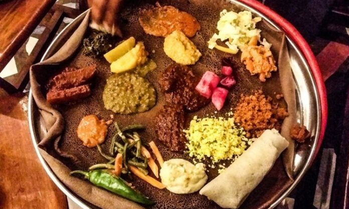 Batı Afrika Mutfağı Batı Afrika Mutfağı, Senegal, Nijerya, Gana, Fildişi Sahili, Mali, Kamerun ve Benin gibi ülkelerin gastronomik geleneklerinden beslenir. Bölgenin mutfağı, tarih boyunca yerli halkların tarım, balıkçılık ve hayvancılık faaliyetleri ile şekillenmiştir. Bu çeşitlilik, yemeklerde hem malzeme hem de pişirme tekniklerine yansır. Konulu bir haber görseli.