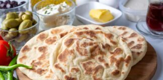 Bazlama, Türk mutfağının en eski ve en bilinen ekmeklerinden biridir. Tarihi, Osmanlı dönemi ve öncesine kadar uzanır. Özellikle köylerde ve taş fırınlarda yapılan bazlama, sabah kahvaltılarının ve yemeklerin vazgeçilmez bir parçası olmuştur. Hamurun mayalanması ve sac üzerinde pişirilmesi, ona kendine özgü yumuşak ve hafif kabarık dokusunu kazandırır. Konulu bir haber görseli.