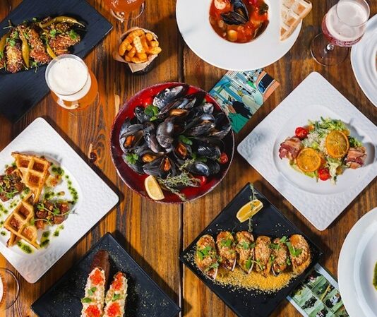 Belçika mutfağı, hem Fransız hem de Hollanda mutfağından izler taşıyan, aynı zamanda kendine özgü tarifleriyle öne çıkan bir gastronomi dünyasına sahiptir. Ülkenin coğrafi konumu, tarih boyunca farklı kültürlerden etkilenmesine ve bu etkilerin yemeklere yansımasına olanak tanımıştır. Belçika yemekleri, kaliteli malzemeler, özenli sunum ve zengin tat çeşitliliği ile tanınır. Konulu bir haber görseli.