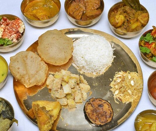 Bengali Mutfağı, Hindistan’ın Batı Bengal ve Bangladeş bölgelerine özgü yemek kültürünü yansıtır. Bu mutfak, hem tatlı hem de tuzlu yemeklerde zengin bir çeşitlilik sunar ve bölgenin kültürel mirasını gastronomik olarak temsil eder. Konulu bir haber görseli.