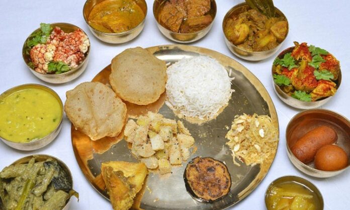 Bengali Mutfağı, Hindistan’ın Batı Bengal ve Bangladeş bölgelerine özgü yemek kültürünü yansıtır. Bu mutfak, hem tatlı hem de tuzlu yemeklerde zengin bir çeşitlilik sunar ve bölgenin kültürel mirasını gastronomik olarak temsil eder. Konulu bir haber görseli.