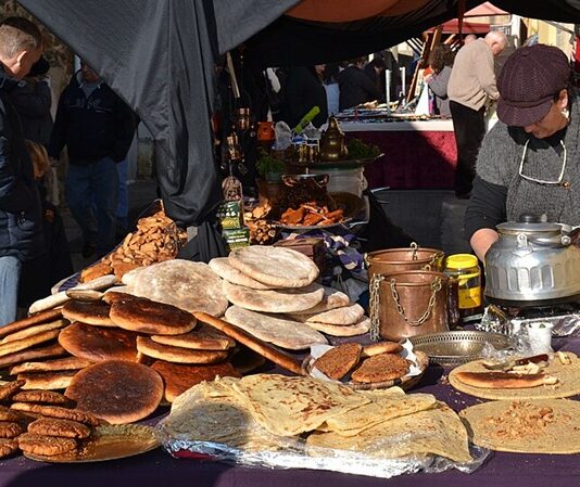 Berberi mutfağı, Kuzey Afrika’nın en köklü ve en özgün mutfak kültürlerinden biridir. Fas, Cezayir, Tunus ve Libya’nın farklı bölgelerinde yaşayan Berberiler, yüzyıllardır süregelen geleneklerini sofralarına taşımıştır. Bu mutfağın temeli, hem coğrafyanın sunduğu ürünlerden hem de göçebe yaşam tarzının getirdiği pratiklikten beslenir. Çölün ortasında, dağ köylerinde ya da sahil kasabalarında yetiştirilen malzemeler, farklı pişirme yöntemleriyle harmanlanarak özgün tatlar ortaya çıkarır.