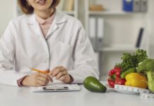 Günümüzde sağlıklı beslenme, yalnızca kilo kontrolü değil, aynı zamanda yaşam kalitesini artırmak için de büyük önem taşıyor. Beslenme uzmanları, doğru beslenme alışkanlıklarının benimsenmesinin hem fiziksel hem de zihinsel sağlığı desteklediğini belirtiyor. Özellikle yoğun iş temposu ve hızlı yaşam biçimi içinde, dengeli beslenmeye özen göstermek hayati bir rol oynuyor. Konulu bir haber görseli.