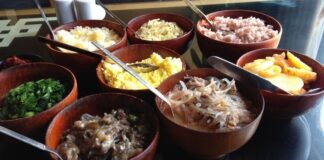 Bhutan Mutfağı, Güney Asya’nın küçük ama etkileyici Himalaya ülkesi Bhutan’a özgü geleneksel tatları ve malzemeleriyle öne çıkar. Ülkenin coğrafi yapısı ve yüksek rakımlı dağları, mutfağın karakterini belirleyen temel faktörlerdir. Konulu bir haber görseli.