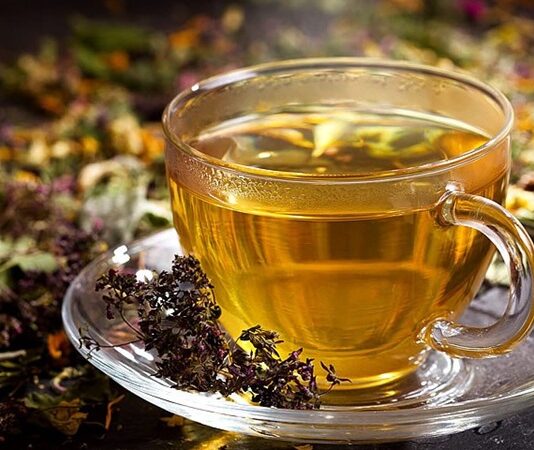 Son yıllarda sağlıklı yaşam trendlerinin yükselmesiyle birlikte bitki çayları ve onlara eşlik eden atıştırmalıklar sofralarda daha fazla yer almaya başladı. Doğal içerikleri ve şifa özellikleri sayesinde bitki çayları, hem ruhu hem bedeni dinlendiren içecekler olarak ön plana çıkar. Özellikle stresli ve yoğun geçen günlerde tercih edilen bu çaylar, hafif atıştırmalıklarla birleştiğinde hem lezzetli hem de doyurucu bir deneyim sunar. Sofralarda bitki çayları ve atıştırmalıkların birlikteliği, sağlıklı yaşamın keyifli bir parçası haline geldi. Konulu bir haber görseli.