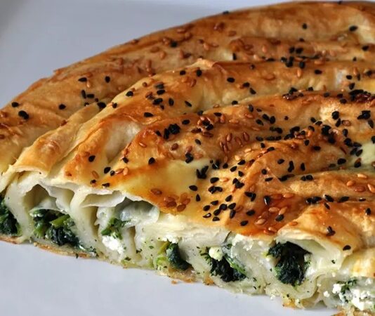 Börek, Osmanlı mutfağından günümüze taşınan, hem kahvaltı sofralarının hem de çay saatlerinin vazgeçilmez lezzeti olarak biliniyor. İnce açılmış yufkaların peynir, kıyma, ıspanak veya patates gibi iç harçlarla doldurulmasıyla hazırlanan börek, yalnızca lezzetiyle değil, kültürel mirasıyla da dikkat çekiyor. Konulu bir haber görseli.