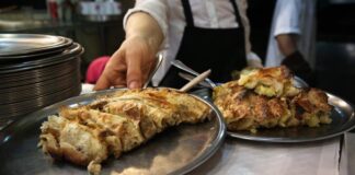 Bosna-Hersek mutfağı, Balkanlar’ın kalbinde zengin bir tarih ve kültürel mirasın yansımasıdır. Osmanlı, Avusturya-Macaristan ve yerel Balkan etkileri, mutfak kültürünü şekillendirmiştir. Bosna yemekleri, hem et hem de sebze ağırlıklı tariflerle dikkat çeker. Geleneksel yemekler, hem gündelik yaşamda hem de özel günlerde sofraların vazgeçilmez parçalarıdır. Konulu bir haber görseli.