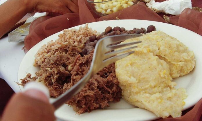 Botsvana Mutfağı Afrika kıtasının güneyinde yer alan Botsvana’nın tarihini, geleneklerini ve coğrafi özelliklerini yansıtan köklü bir kültürel yapıya sahiptir. Yemeklerin çoğu doğrudan tarımsal üretime ve yerel çiftçiliğe dayalıdır. Bu nedenle sofralarda hem doğallık hem de yerellik ön plandadır. Et yemekleri, tahıllar ve sebzeler Botsvana sofralarının temelini oluşturur. Aynı zamanda misafirperverlik kültürüyle de bilinen ülke, yemeklerini paylaşmayı önemli bir gelenek haline getirmiştir. Konulu bir haber görseli.