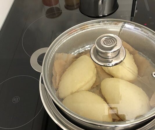 Buharda pişirme, özellikle hamur işleri için tercih edilen geleneksel bir yöntemdir. Bu teknik, hamurun nemini kaybetmeden pişmesini sağlar ve yumuşak, hafif bir doku elde edilmesine yardımcı olur. Hamurun bu yöntemle pişirilmesi, özellikle börek, ekmek ve mantı gibi yiyeceklerde lezzeti artırır. Konulu bir haber görseli.