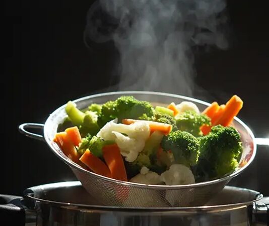 Buharda pişirme, yiyeceklerin besin değerlerini koruyarak pişirilmesini sağlayan en sağlıklı yöntemlerden biridir. Bu teknik, yiyecekleri doğrudan suya temas ettirmeden, oluşan buharın sıcaklığıyla pişirmeyi temel alır. Böylece hem vitamin hem de mineral kaybı en aza iner. Özellikle sebzeler, balık, tavuk ve bazı tahıllar bu yöntemle pişirildiğinde hem doğal tatlarını korur hem de daha hafif bir dokuya sahip olur. Konulu bir haber görseli.